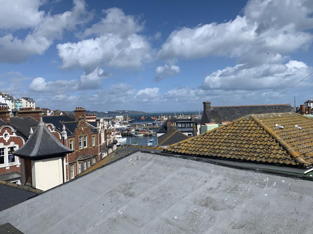Lot: 9 - COTTAGE AND STORE CLOSE TO THE HARBOUR -